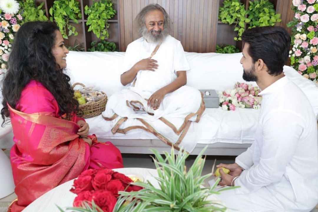 Ravie Dubey meets Sri Sri Ravishankar, shares experience