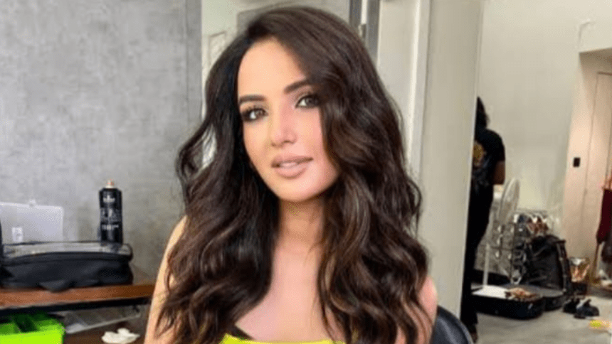 Jasmin Bhasin shares an unknown story of her life. An unknown flight experience.